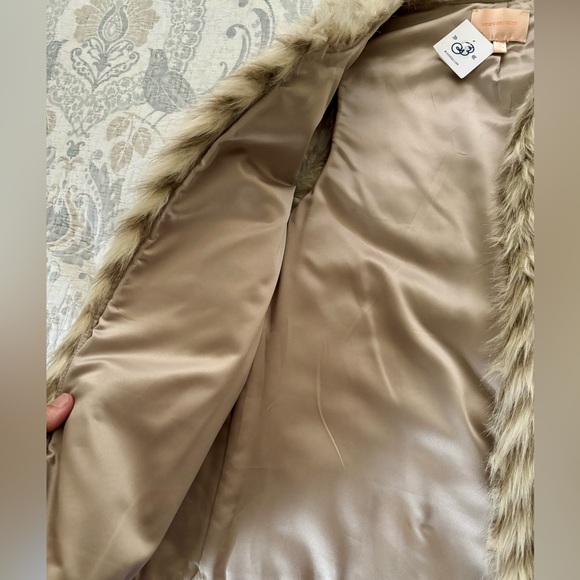 Skies Are Blue NWT Faux Fur Vest in Cream - Picture 4 of 5